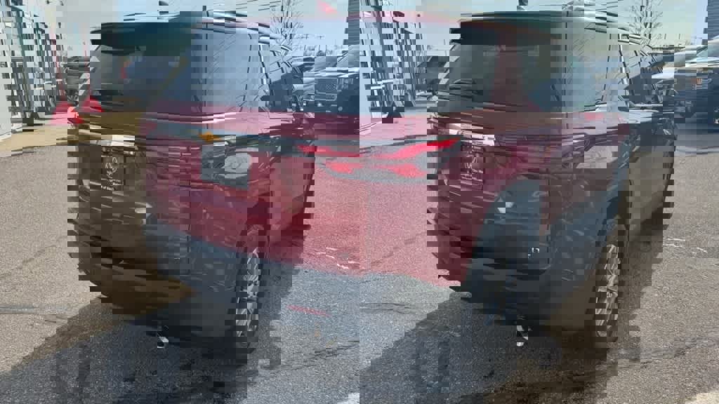 Used 2024 Chevrolet Traverse LT image 3