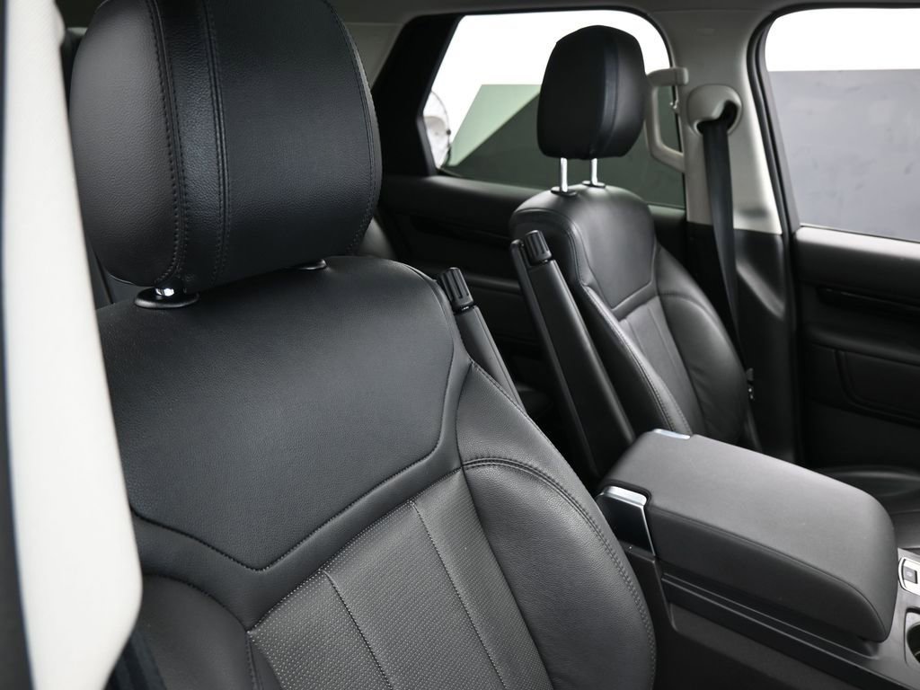 Used 2020 Land Rover Discovery SE image 41