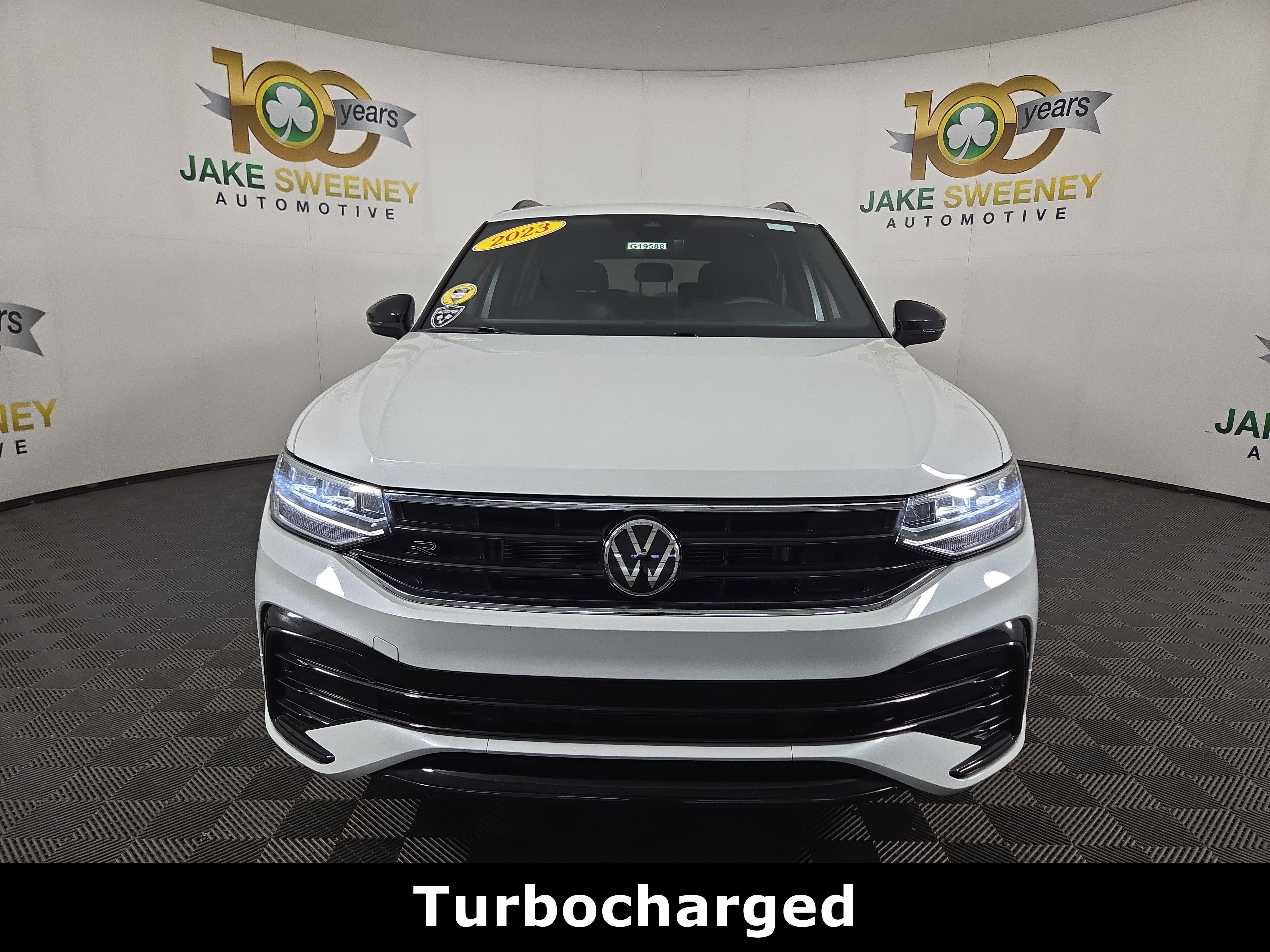 Used 2023 Volkswagen Tiguan SE R-Line image 2