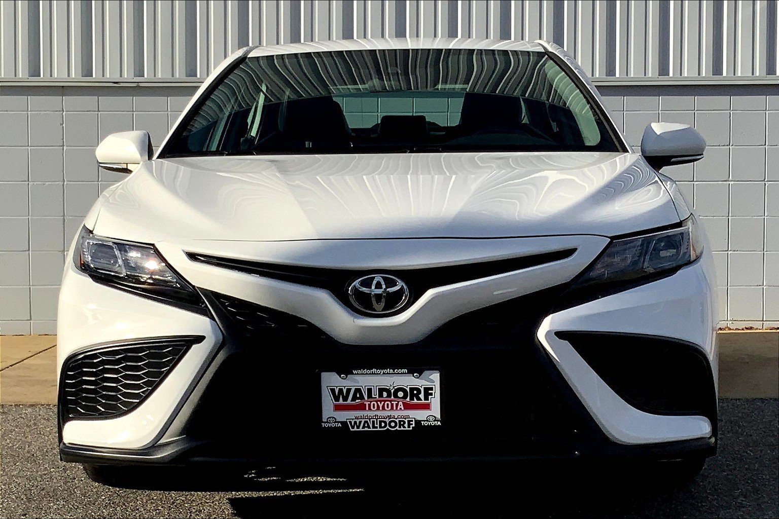 Used 2022 Toyota Camry SE FWD image 3