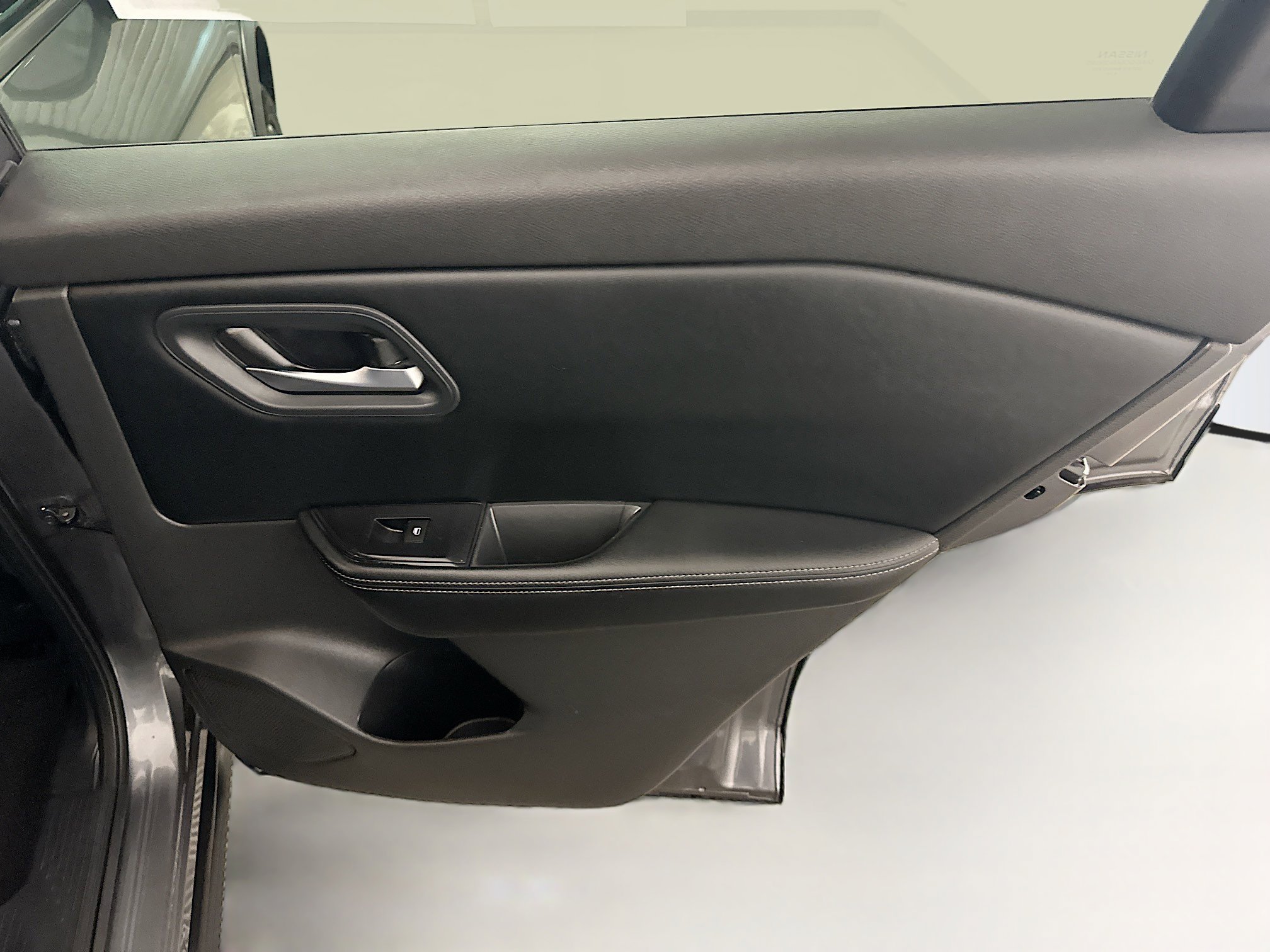 Used 2025 Nissan Rogue SV image 32