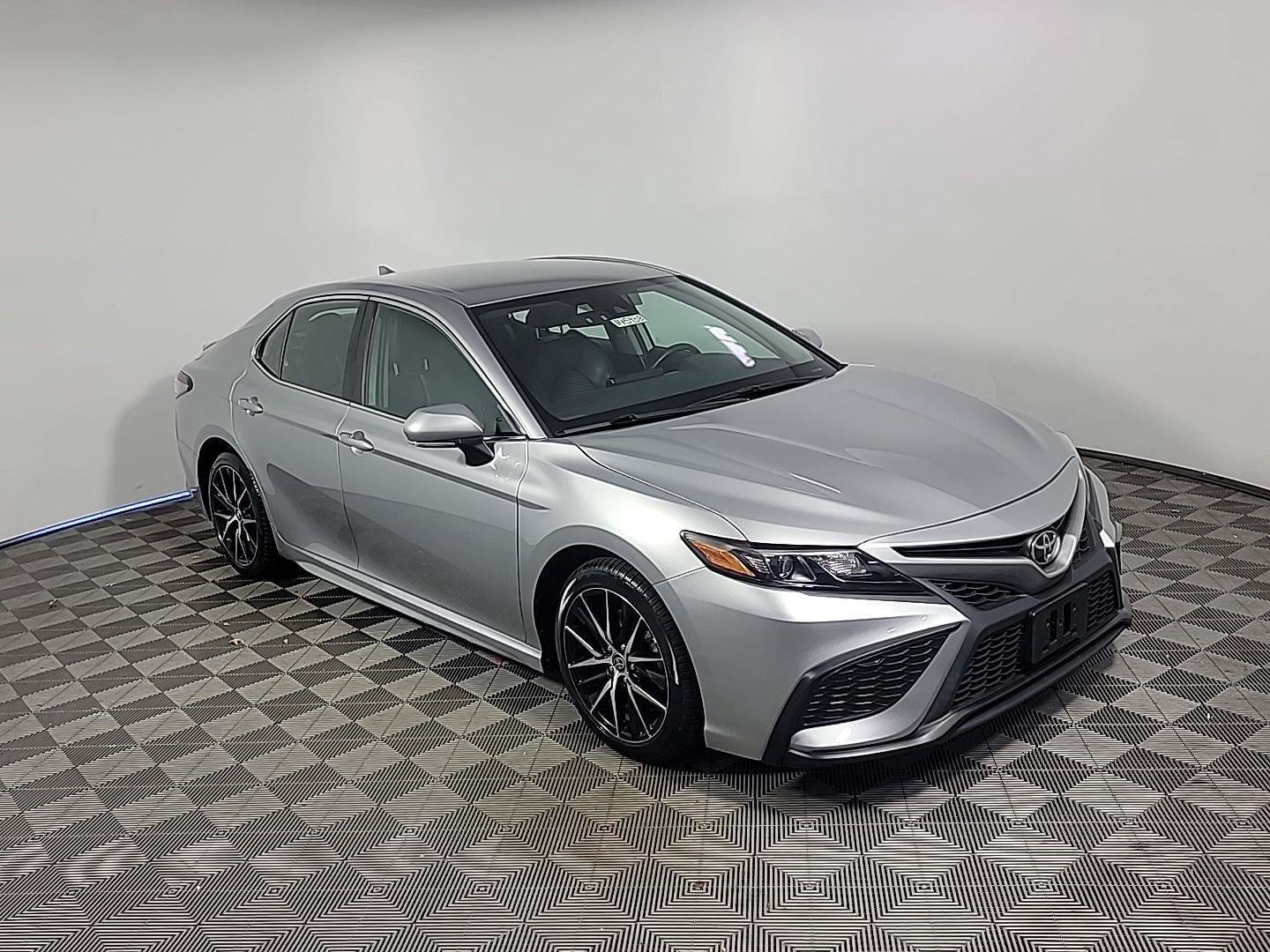 Used 2022 Toyota Camry SE FWD image 2