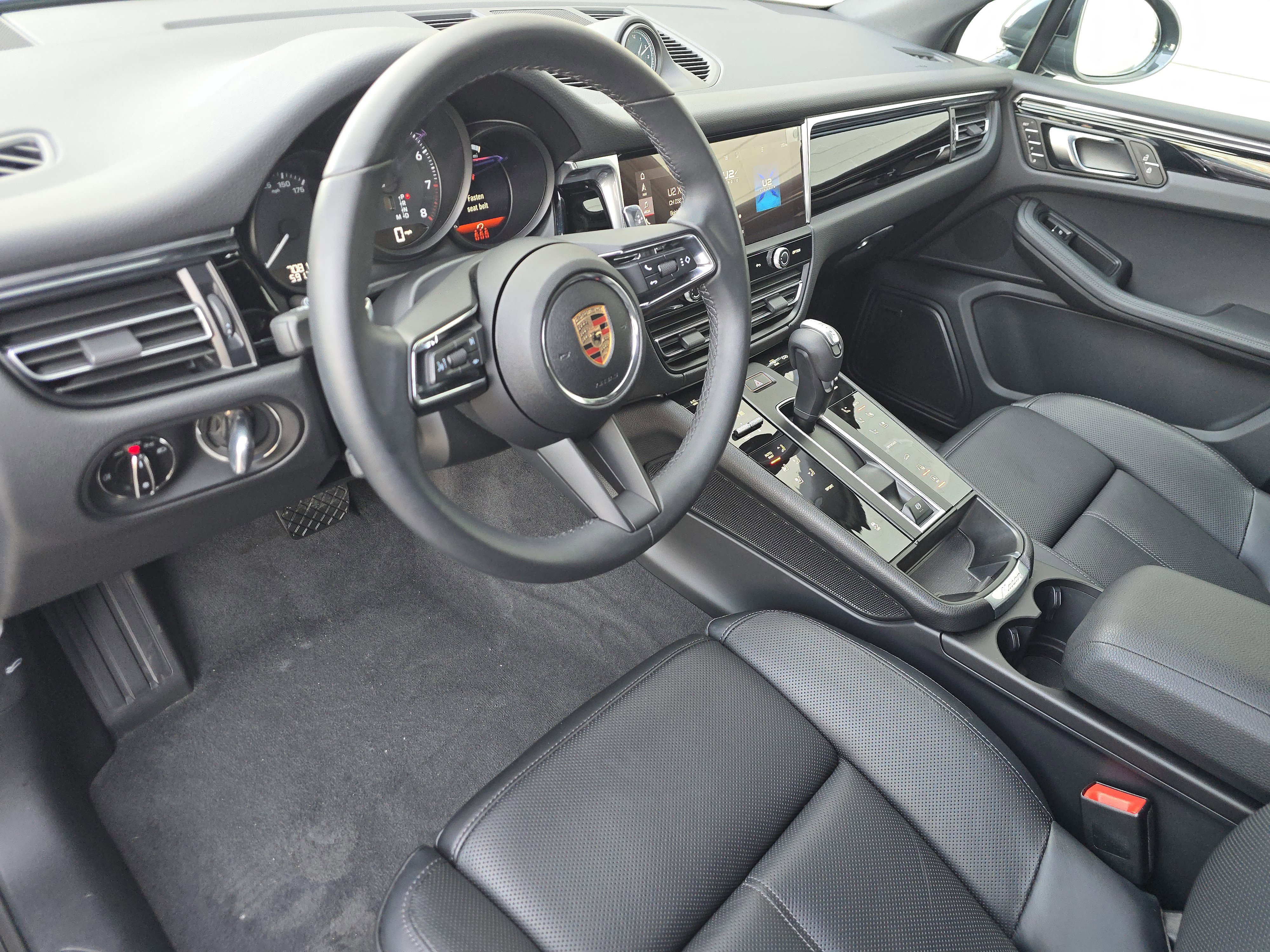 Certified 2025 Porsche Macan image 4