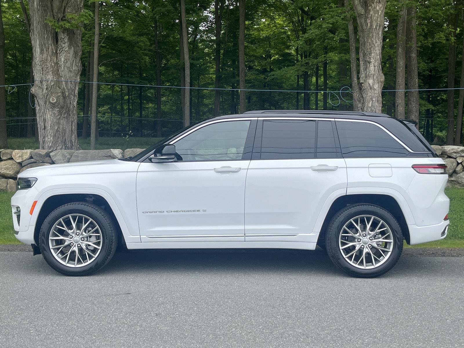 Used 2025 Jeep Grand Cherokee Summit w/ Luxury Tech Group V AWD/4WD image 21