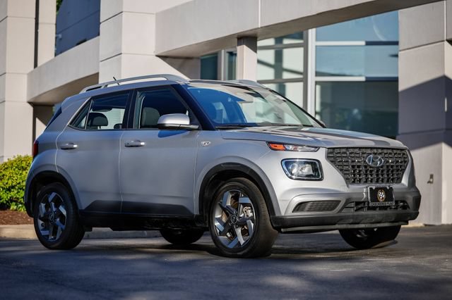 Used 2025 Hyundai Venue SEL FWD image 1