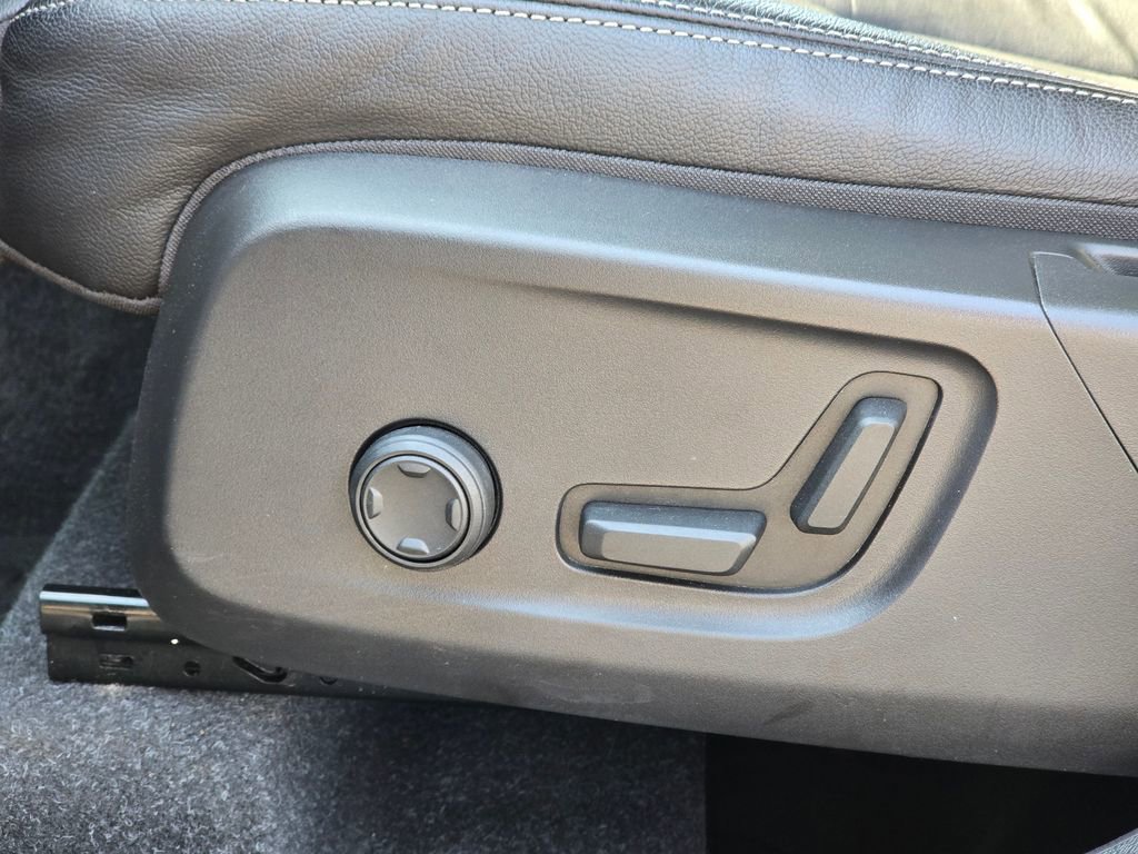 Used 2023 Volvo XC40 B5 Plus image 23