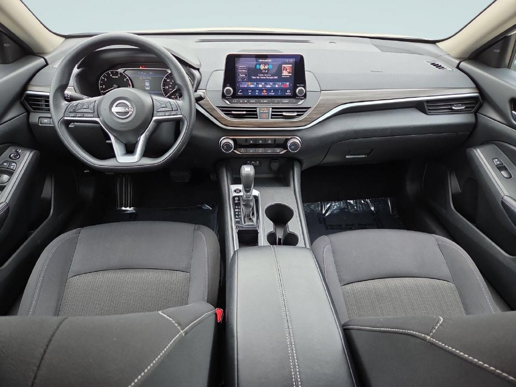 Used 2025 Nissan Altima 2.5 SV FWD image 23