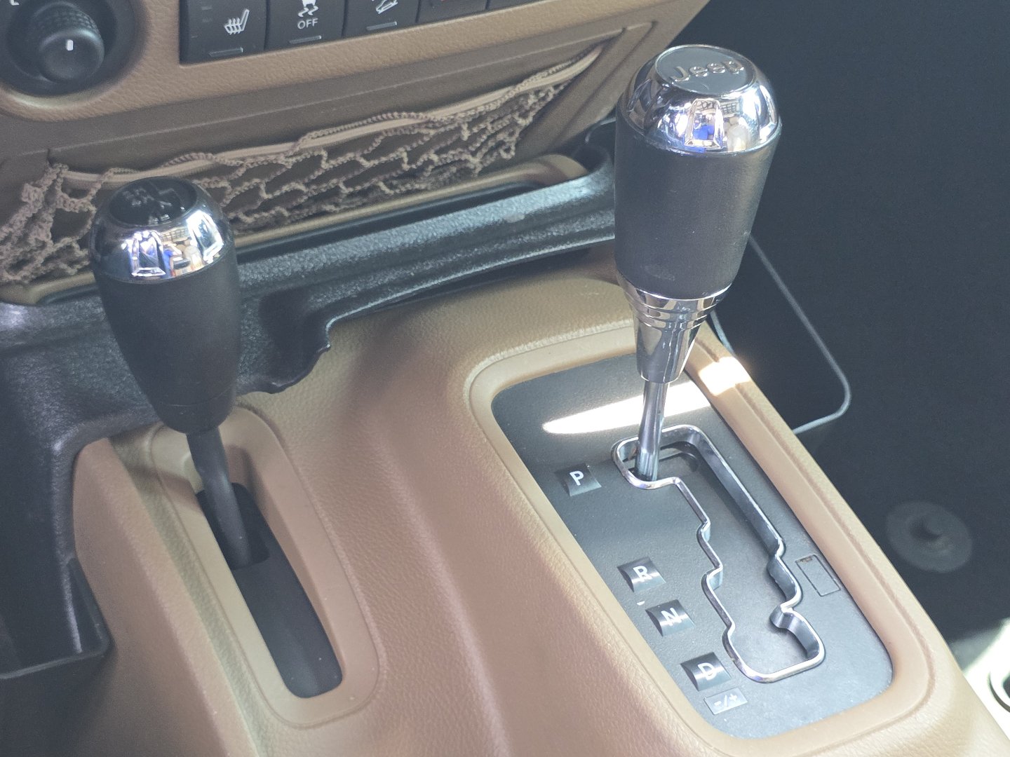 Used 2014 Jeep Wrangler Unlimited Sahara w/ Connectivity Group AWD/4WD image 6