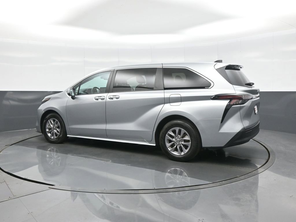 Certified 2024 Toyota Sienna LE image 7