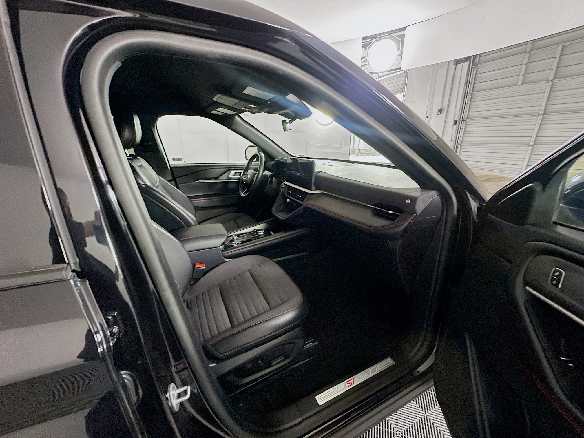 Used 2025 Ford Explorer ST-Line w/ ST-Line Street Pack AWD/4WD image 33