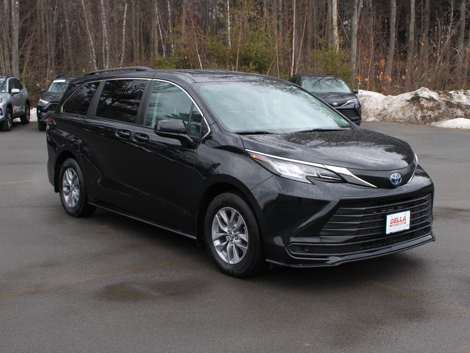Used 2022 Toyota Sienna LE image 3