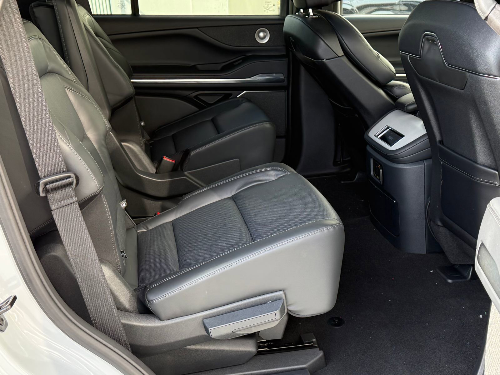 New 2026 Lincoln Navigator Reserve w/ Jet Appearance Package image 12