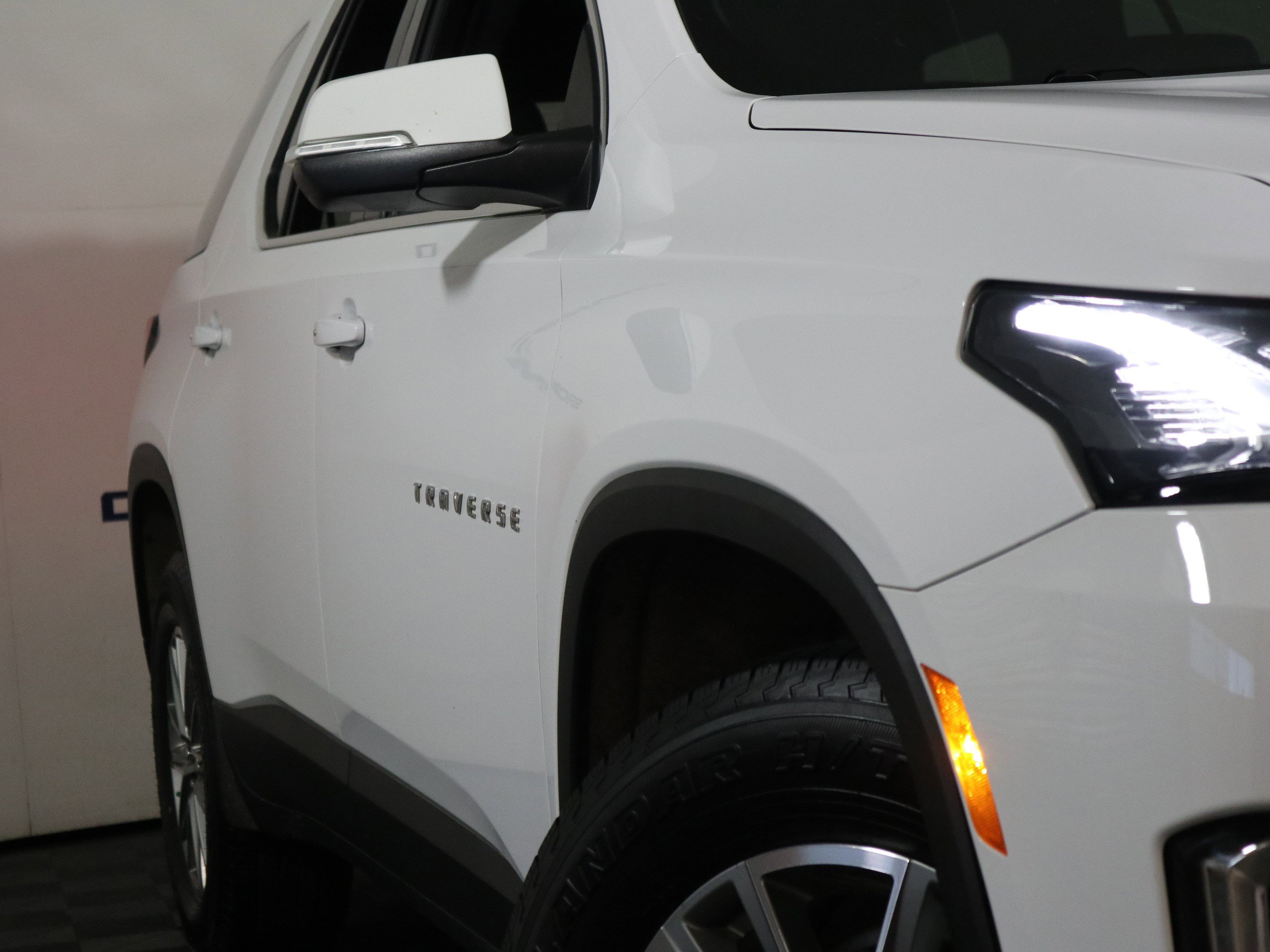 Used 2023 Chevrolet Traverse LT FWD image 3