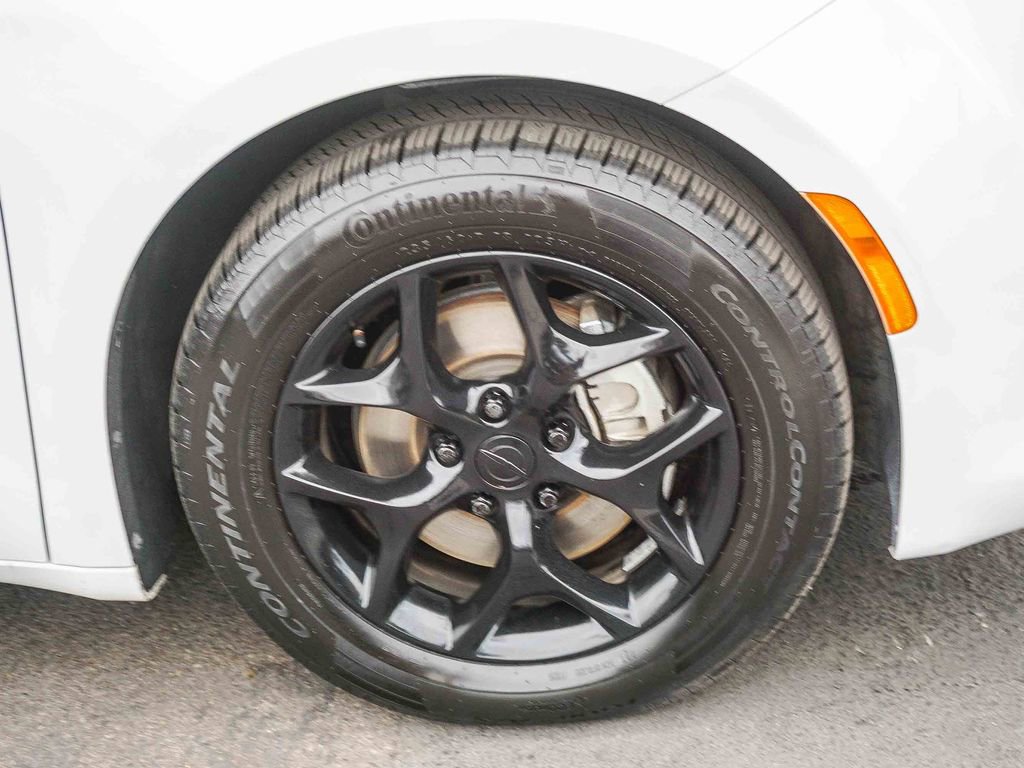 Used 2018 Chrysler Pacifica Limited FWD image 9