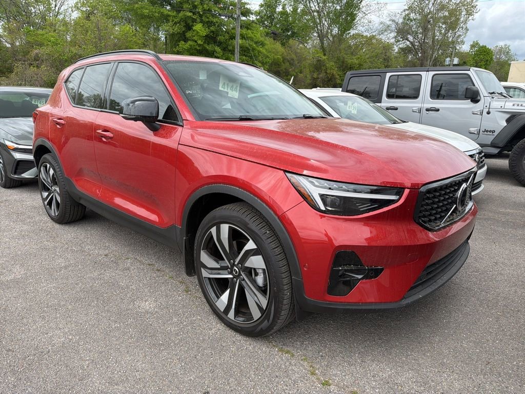 Used 2025 Volvo XC40 B5 Ultra w/ Climate Package image 2