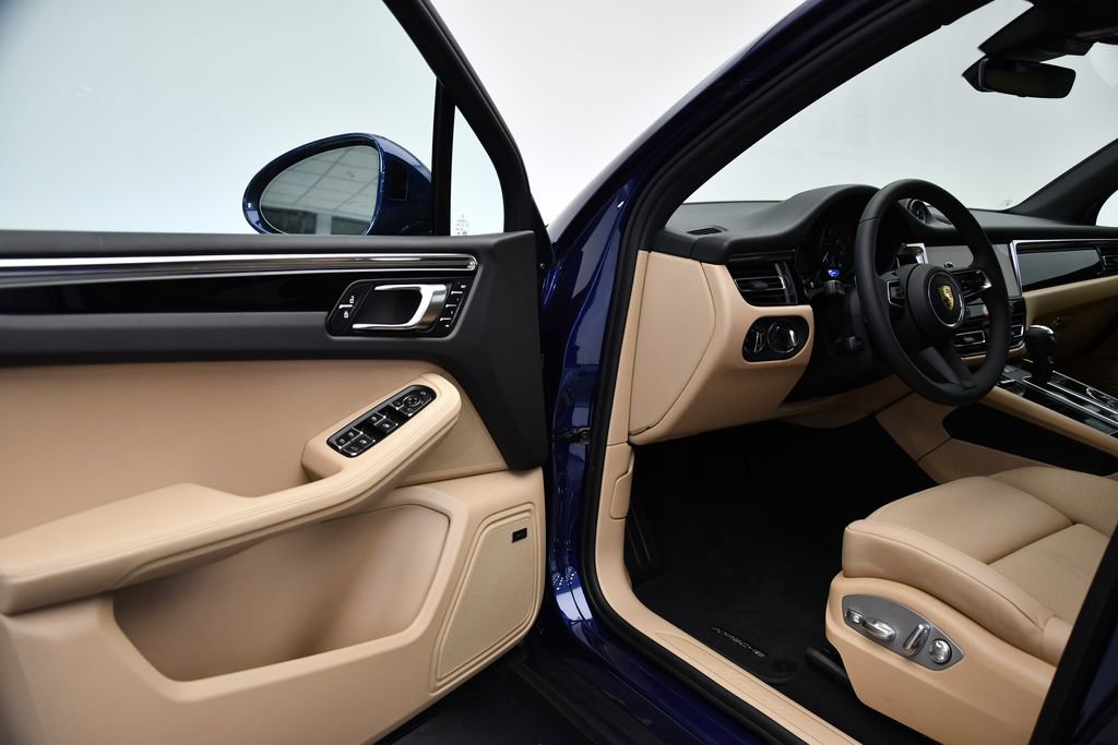 Certified 2025 Porsche Macan image 34