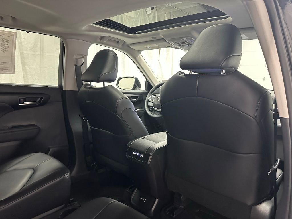 Used 2025 Toyota Highlander XLE image 61