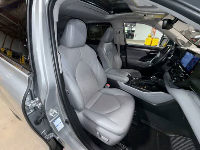 Used 2021 Toyota Highlander Limited AWD/4WD image 16