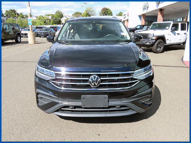 Used 2023 Volkswagen Tiguan SE AWD/4WD image 3
