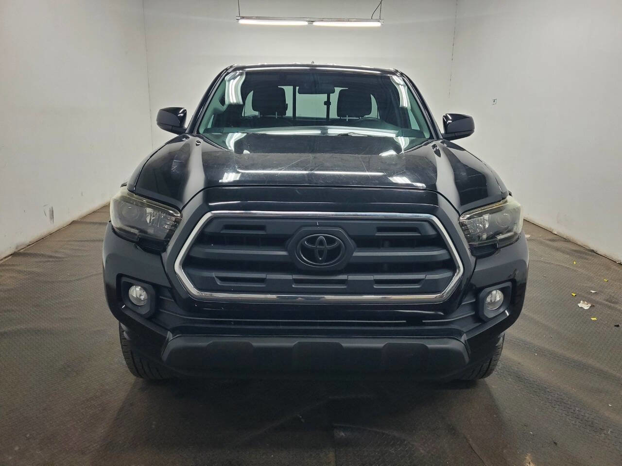 Used 2016 Toyota Tacoma SR5 AWD/4WD image 2