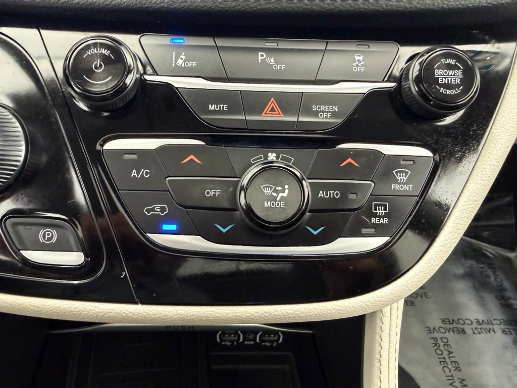 Used 2023 Chrysler Pacifica Limited FWD image 41