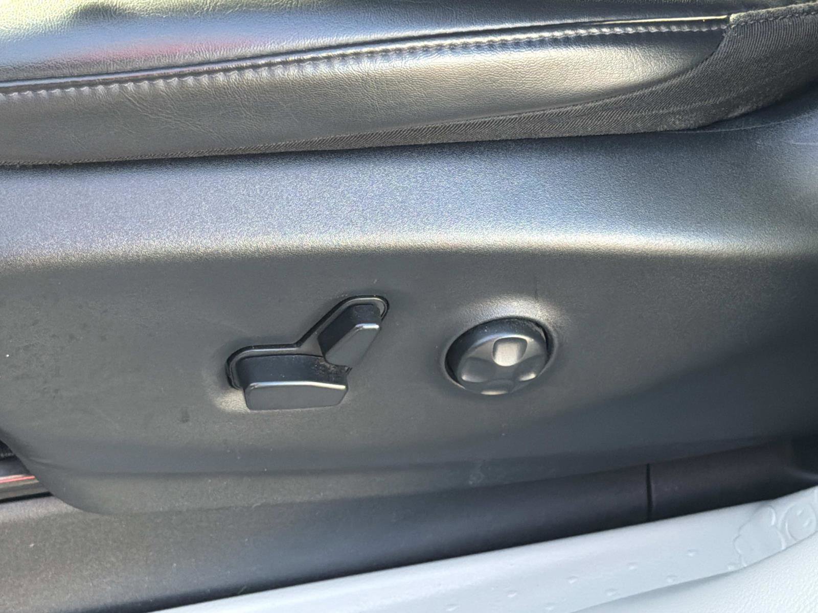 Used 2023 Chrysler Pacifica Touring-L image 19