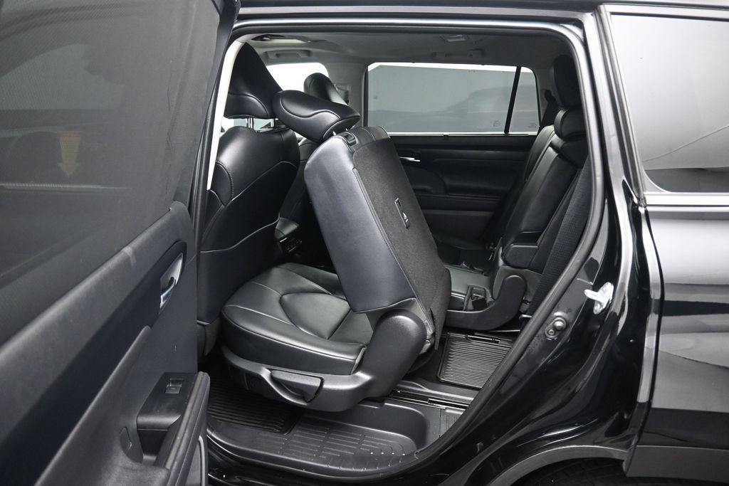 Used 2020 Toyota Highlander XLE AWD/4WD image 38
