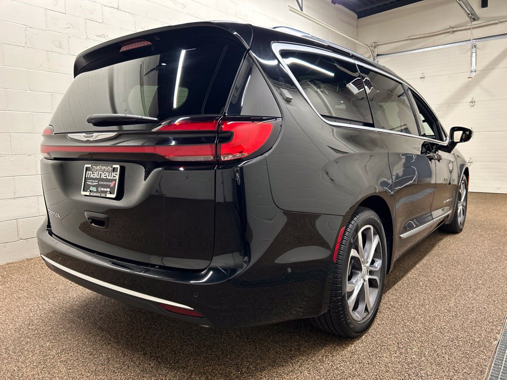 Used 2025 Chrysler Pacifica Pinnacle FWD image 2