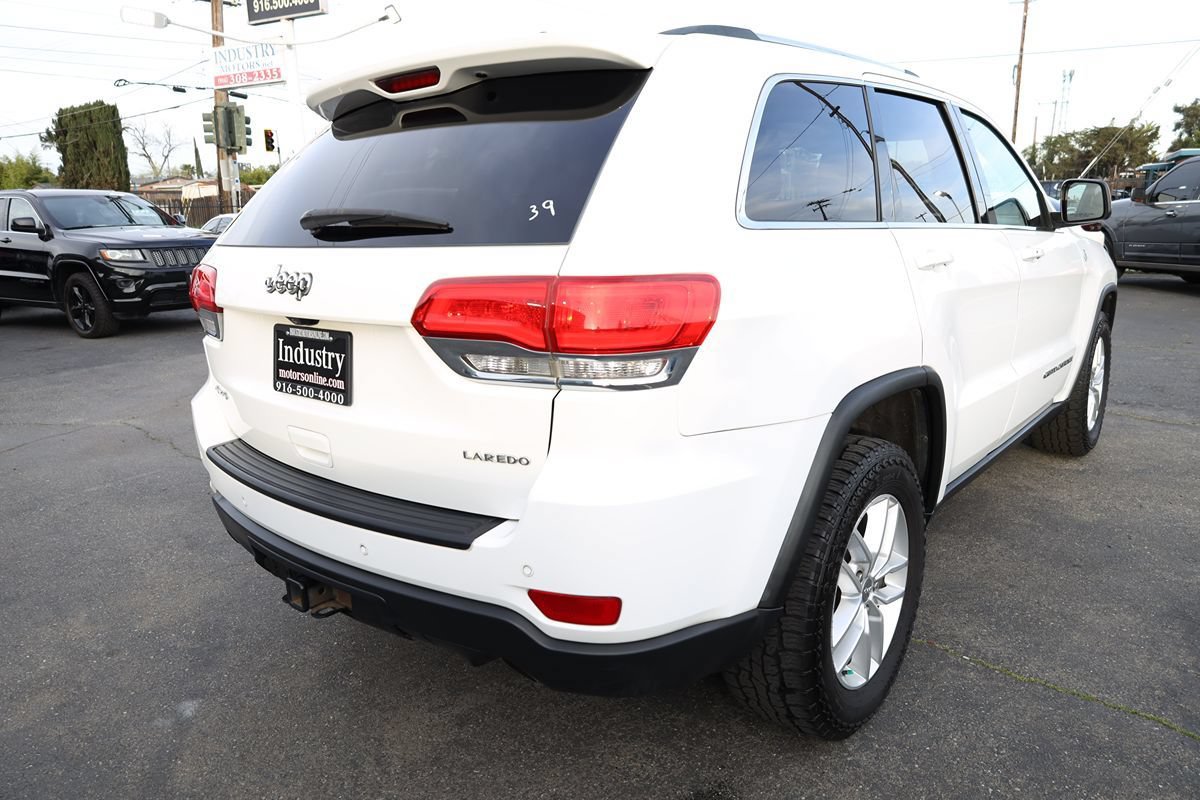 Used 2017 Jeep Grand Cherokee Laredo w/ Quick Order Package 23E AWD/4WD image 4