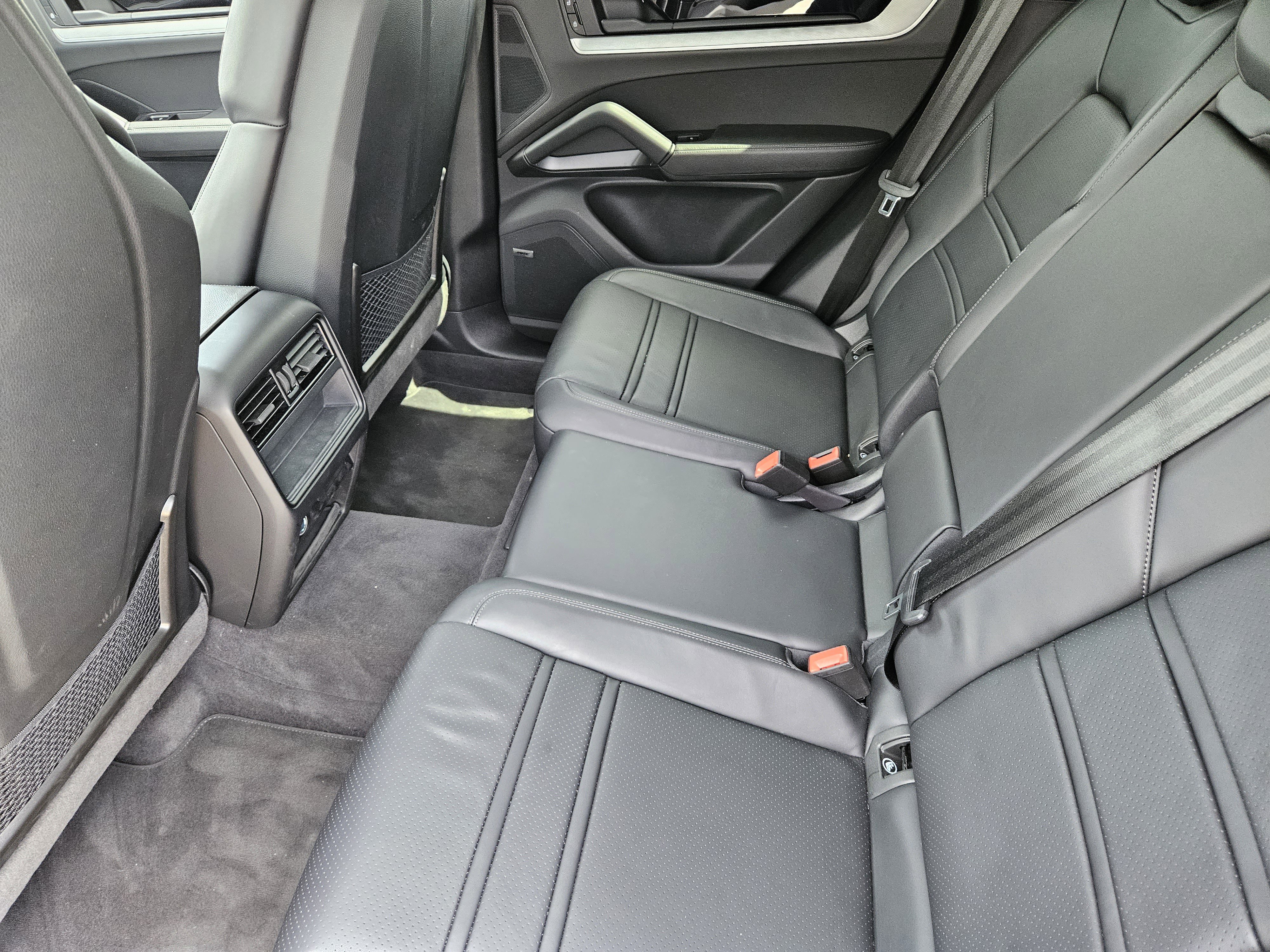 Certified 2025 Porsche Cayenne Coupe image 28