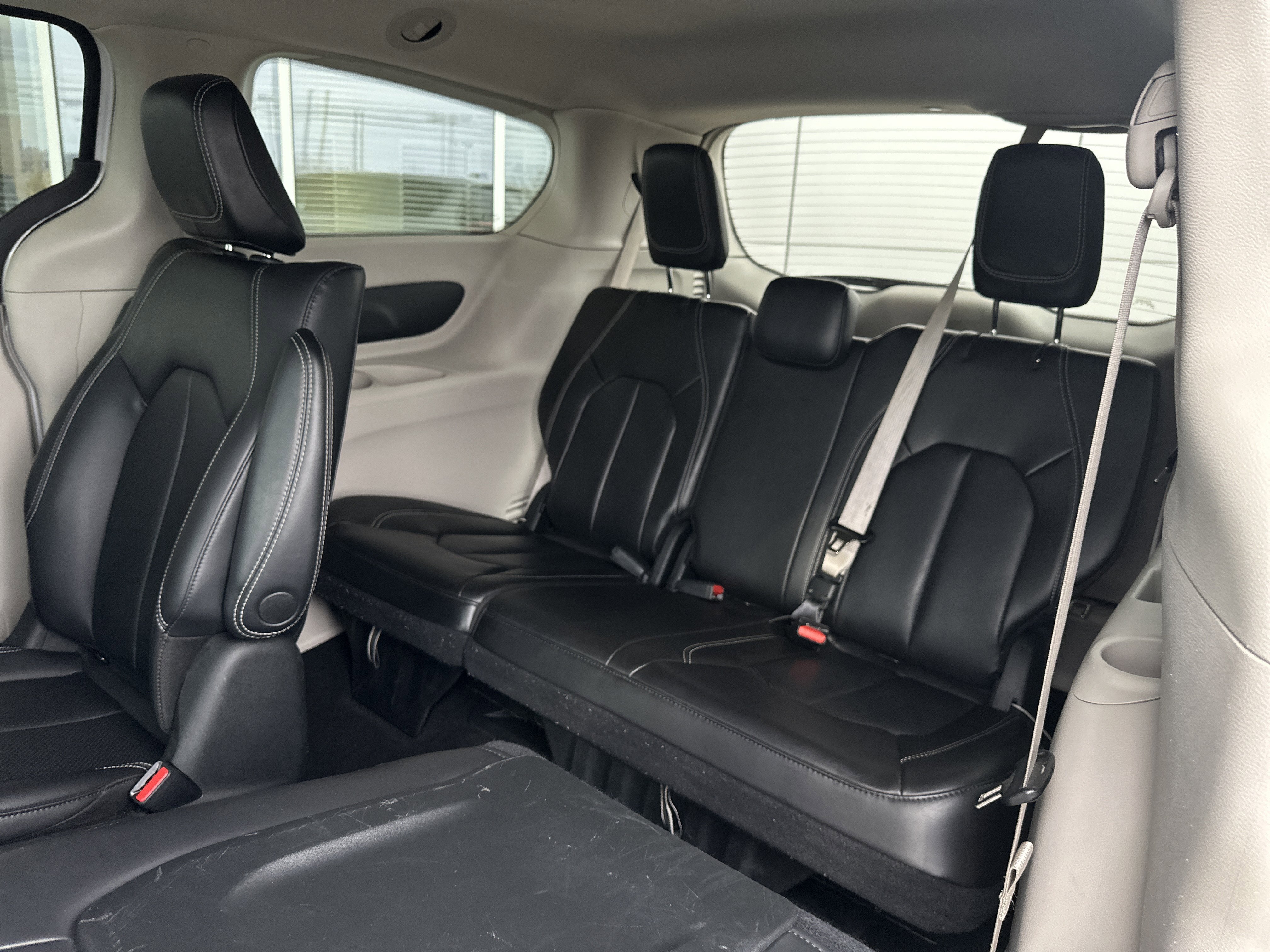 Used 2023 Chrysler Pacifica Touring-L image 20