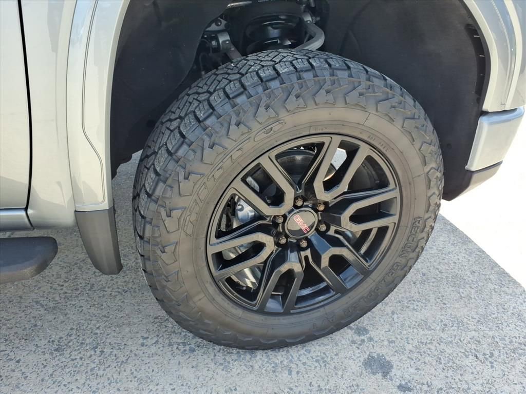 Used 2025 GMC Sierra 1500 AT4 w/ AT4 Premium Package AWD/4WD image 9