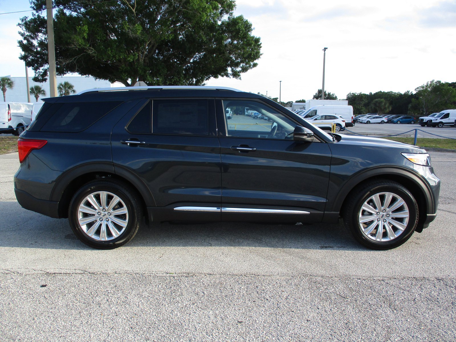 New 2024 Ford Explorer Limited w/ Equipment Group 301A RWD image 8