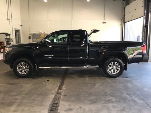 Used 2018 Toyota Tacoma SR5 AWD/4WD image 8
