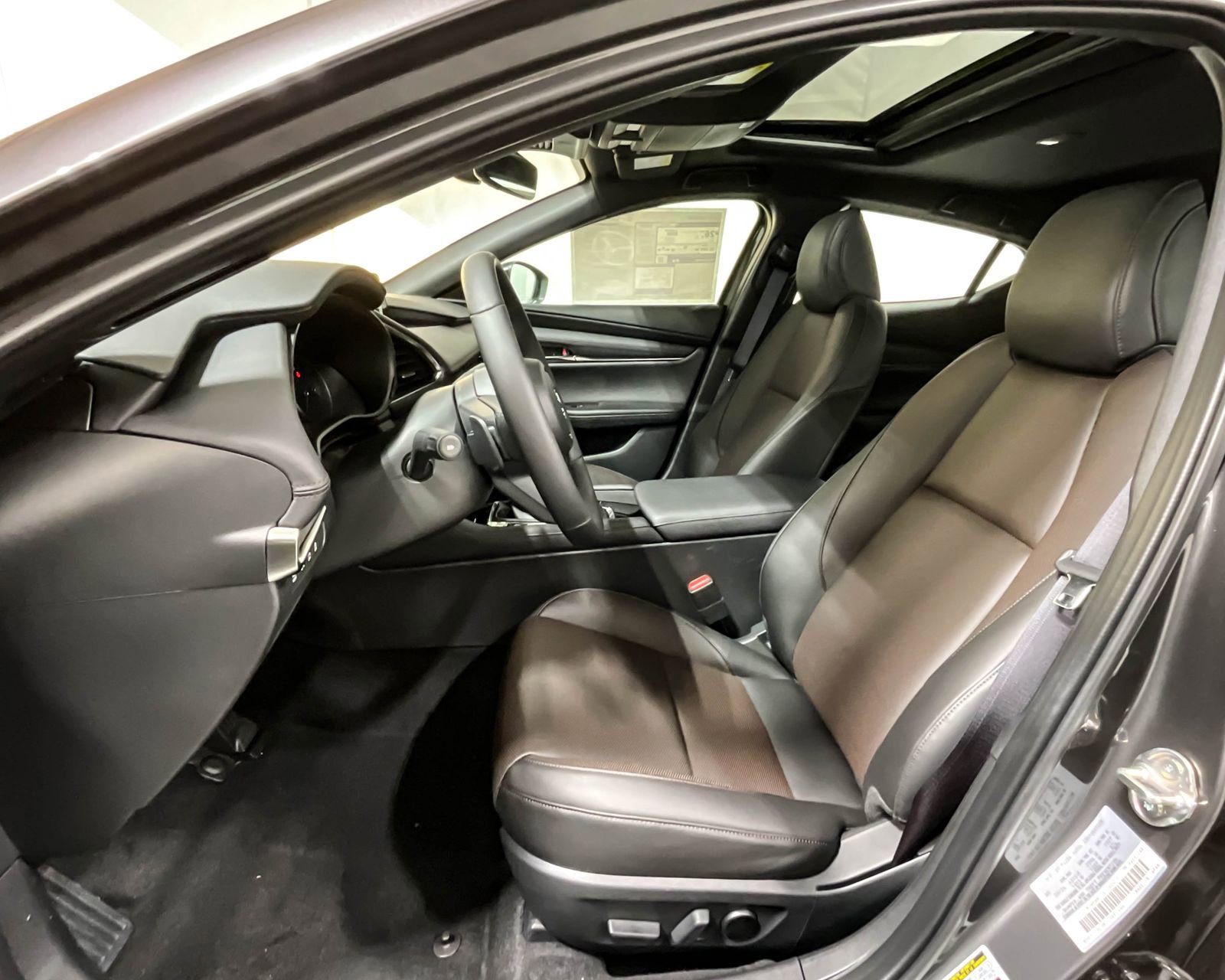 New 2025 MAZDA MAZDA3 Hatchback w/Premium Plus Pkg image 9