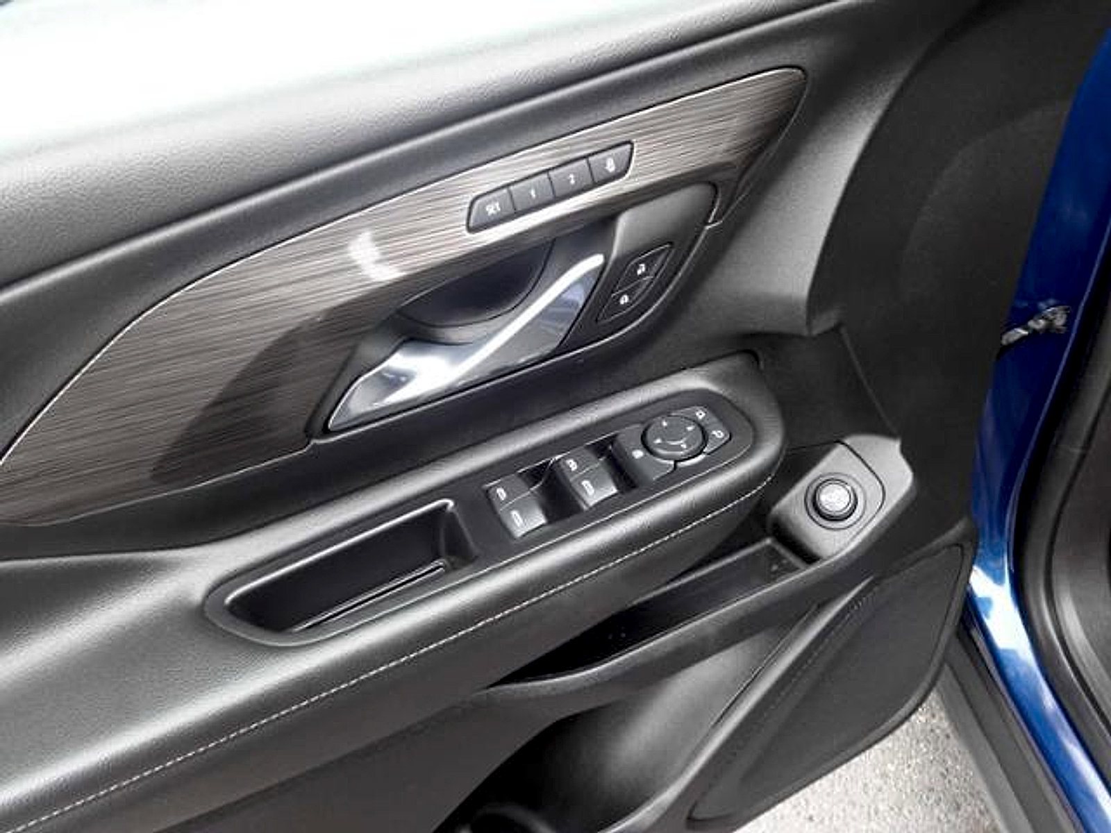 Used 2023 GMC Terrain SLT image 14