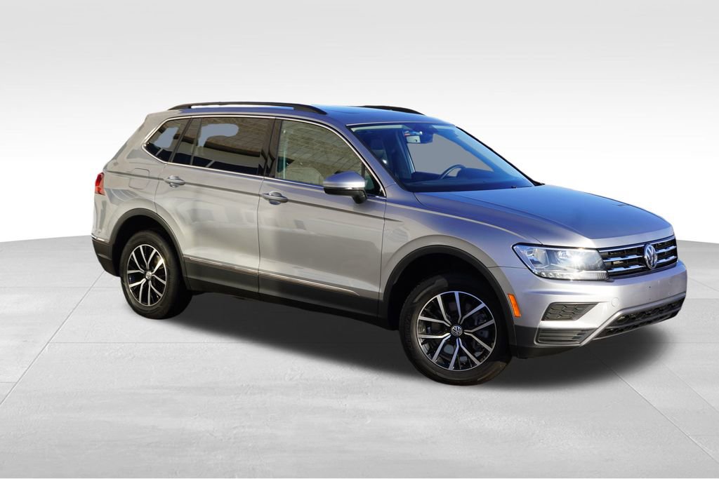 Used 2021 Volkswagen Tiguan SE w/ Panoramic Sunroof Package image 2