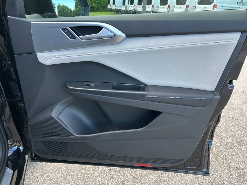 Certified 2025 Volkswagen Taos SE image 36