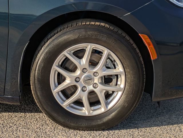 Used 2022 Chrysler Pacifica Touring-L image 11