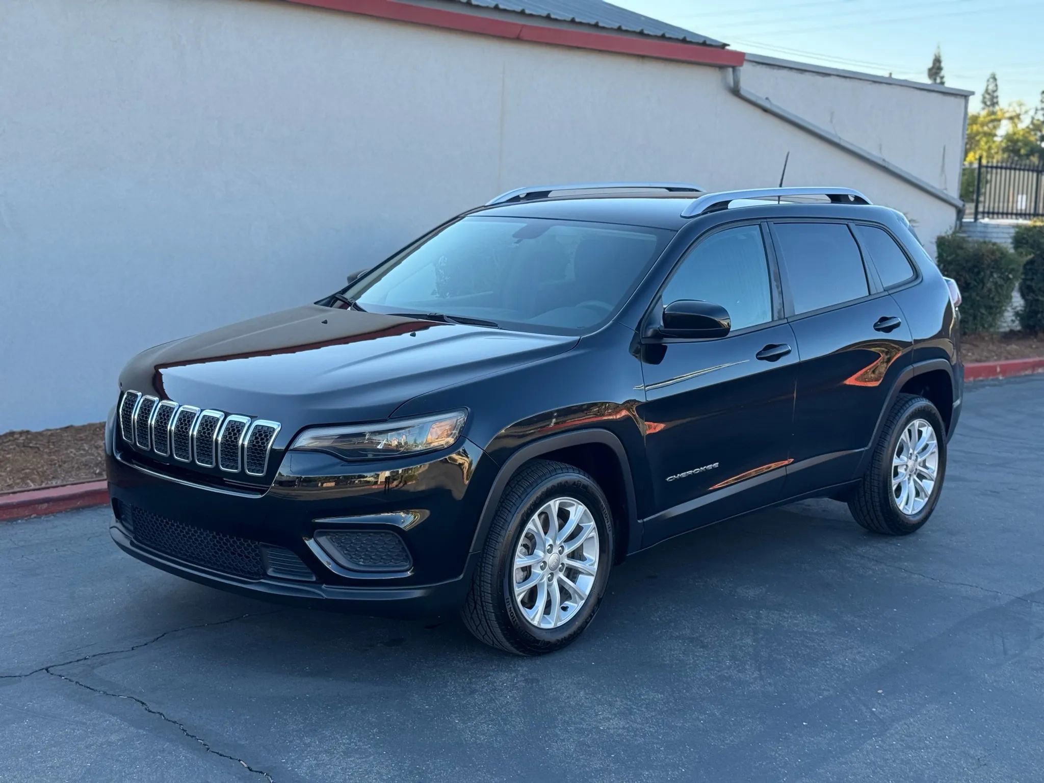 Used 2020 Jeep Cherokee Latitude image 2