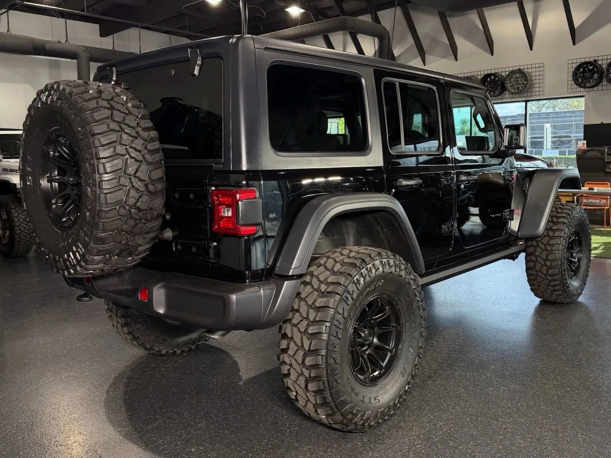 Used 2025 Jeep Wrangler Unlimited Rubicon image 11