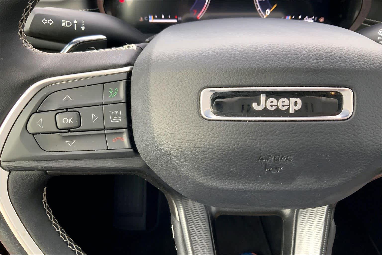 Used 2025 Jeep Grand Cherokee Altitude AWD/4WD image 24