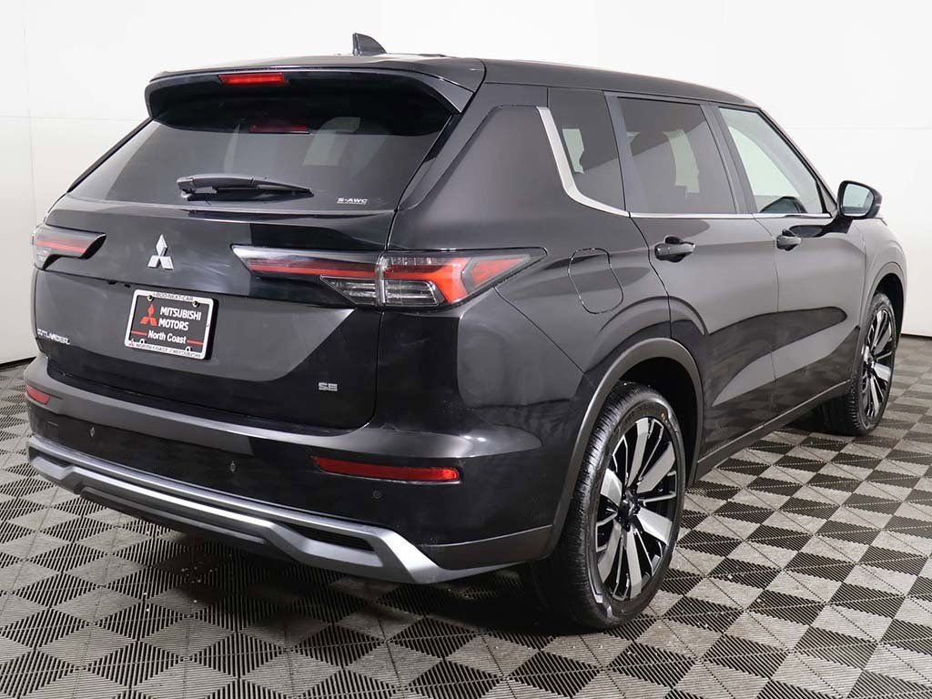 New 2026 Mitsubishi Outlander SE image 14