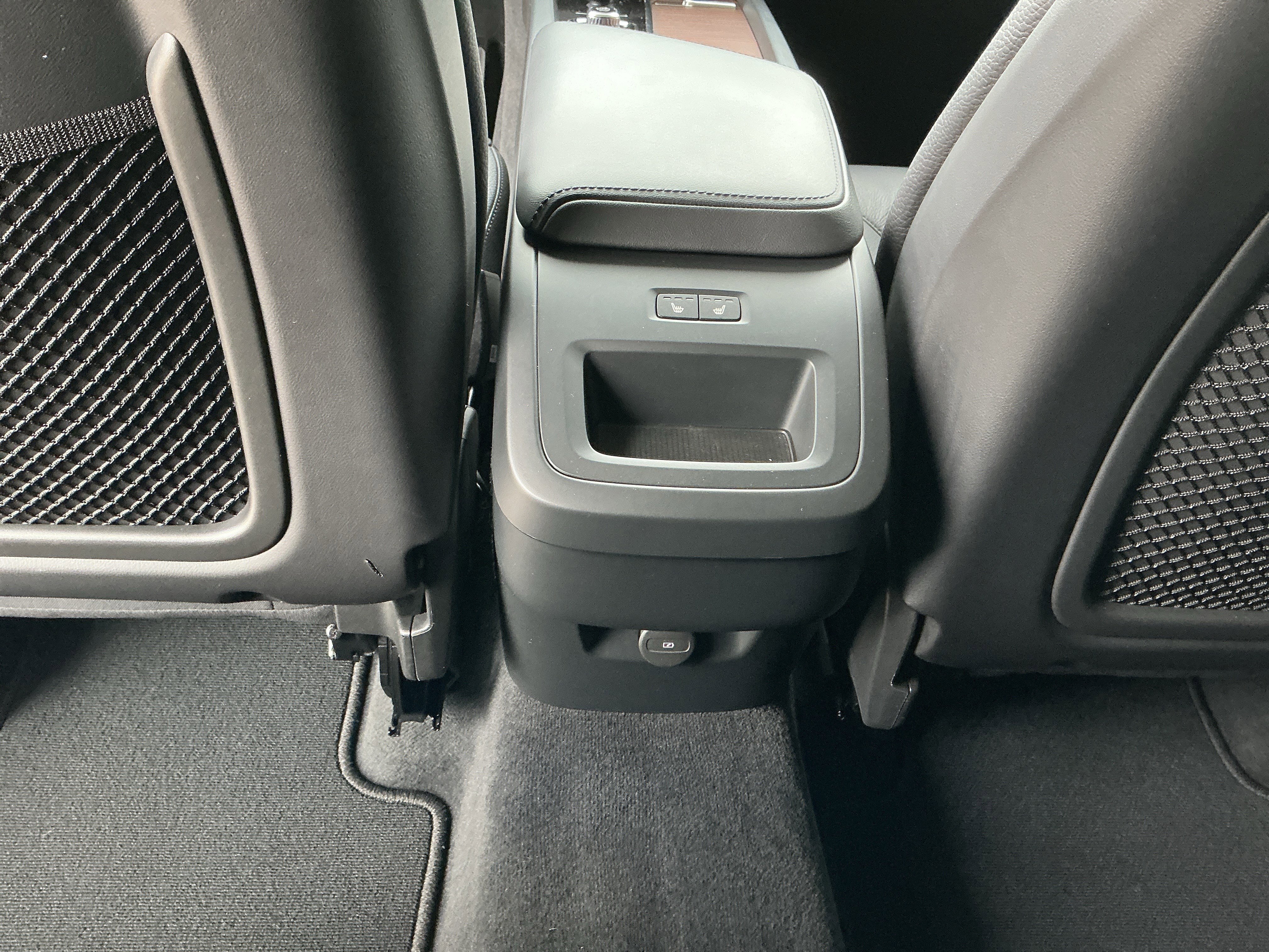 Used 2023 Volvo XC60 B5 Plus image 28