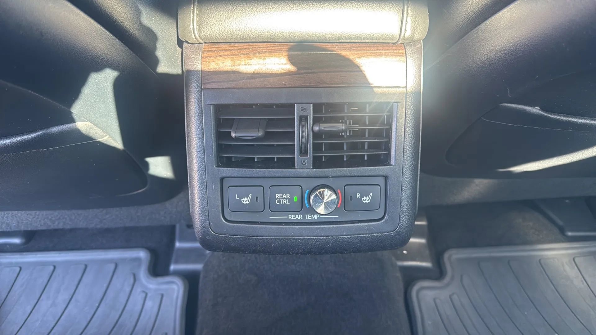 Used 2014 Toyota Avalon Limited w/ Technology Package FWD image 27