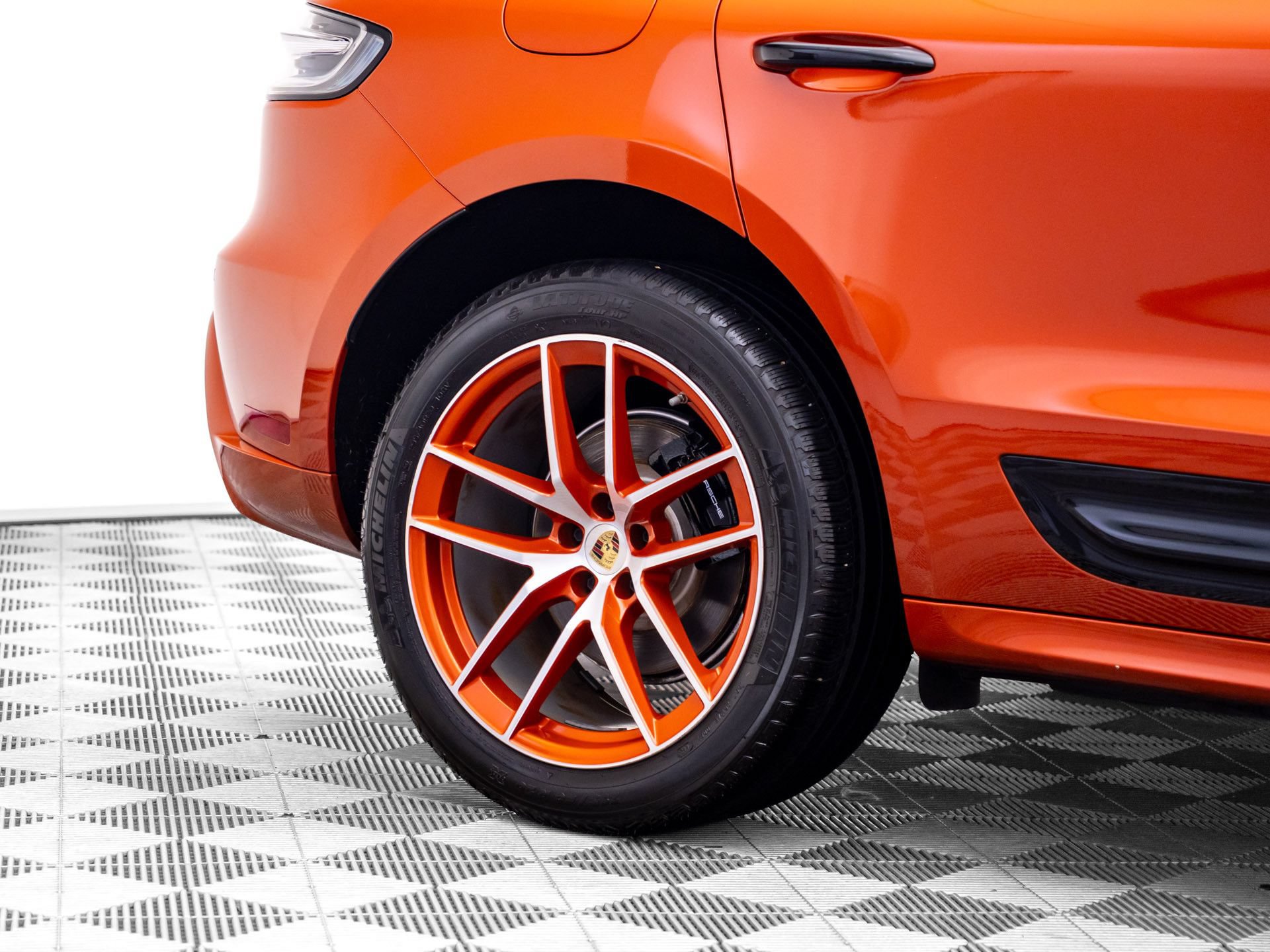 Certified 2023 Porsche Macan S AWD/4WD image 36