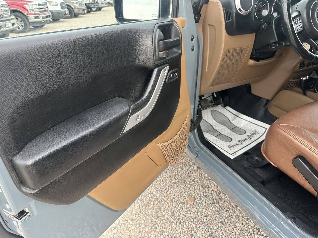 Used 2014 Jeep Wrangler Unlimited Sahara w/ Connectivity Group AWD/4WD image 35