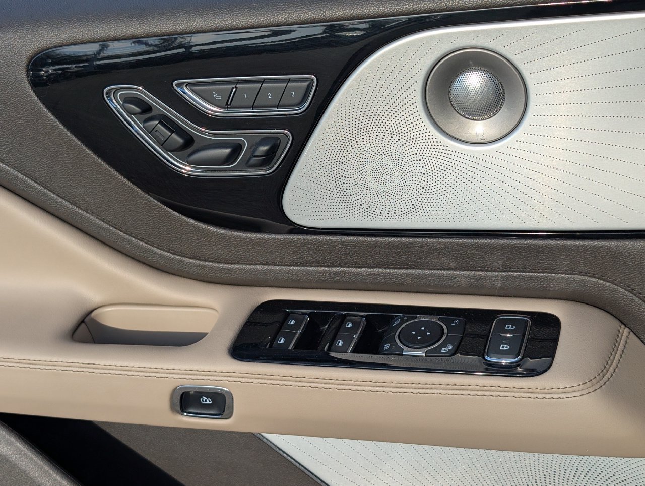 Used 2024 Lincoln Aviator Reserve w/ Equipment Group 201A RWD image 26
