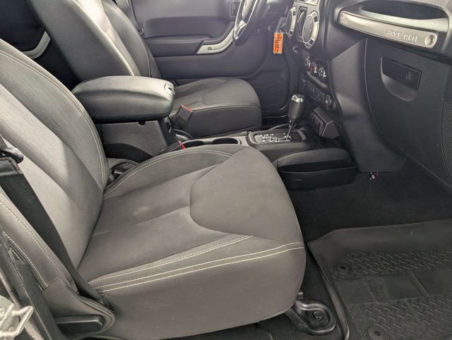 Used 2016 Jeep Wrangler Unlimited Sahara w/ Connectivity Group AWD/4WD image 27