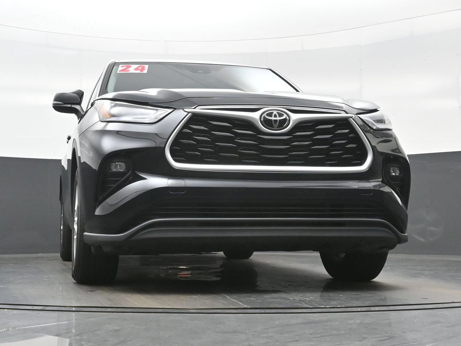Used 2024 Toyota Highlander LE FWD image 26